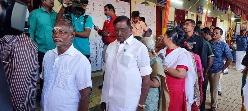 AIADMK candidate thennarasu poll their vote in east constituency