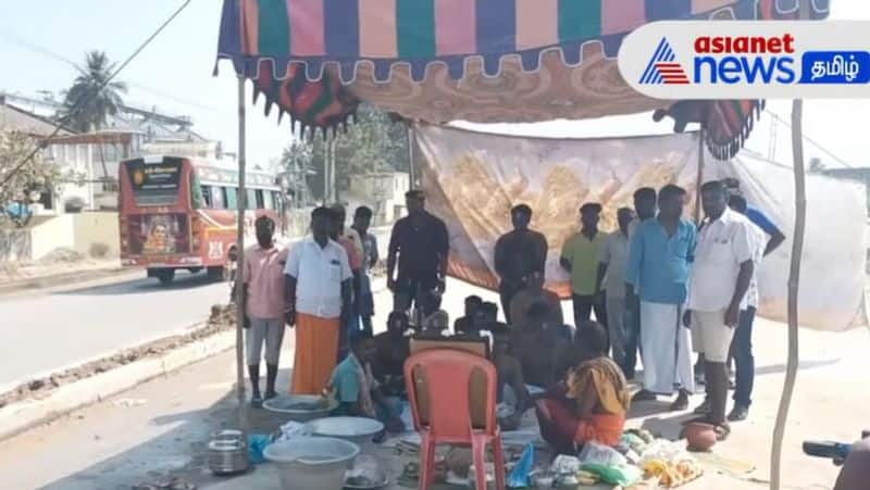 Villagers done the funeral works on the national highway near Thiruvandarkoil 