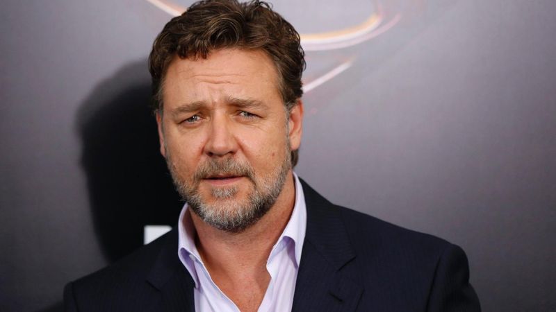 Australian Restaurant Refuses Service To Russell Crowe, Girlfriend Because They Were Wearing vvk