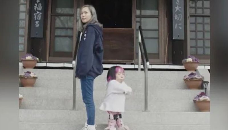 twin sisters in guinness records for their unusual height difference hyp 