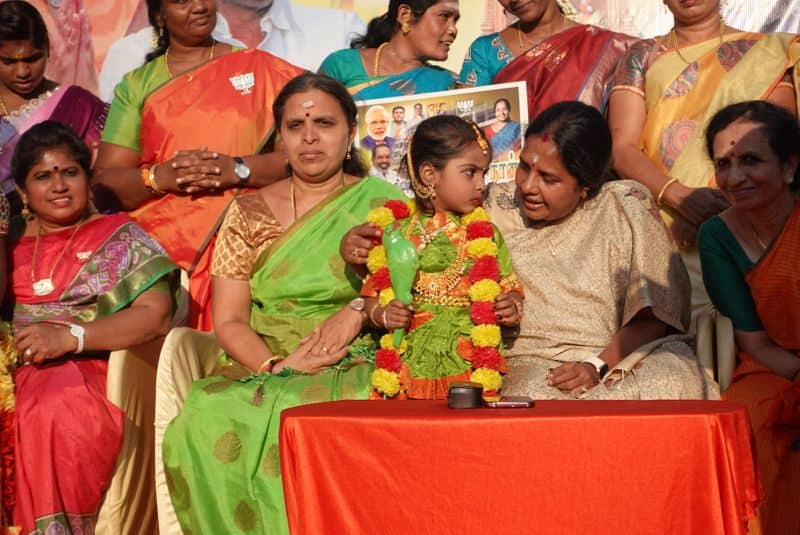 mla vanathi srinivasan take a selfie with central government scheme beneficiaries in madurai