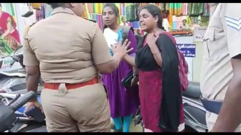 2 lady advocate distribute pamphlets against central government in nagapattinam