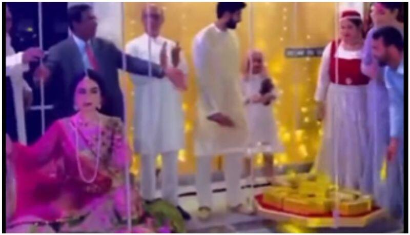 Pakistani bride weighed down with gold bars A viral wedding video bkg