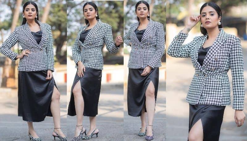 Anchor Sreemukhi provoking with her Latest Photoshooot stunning stills