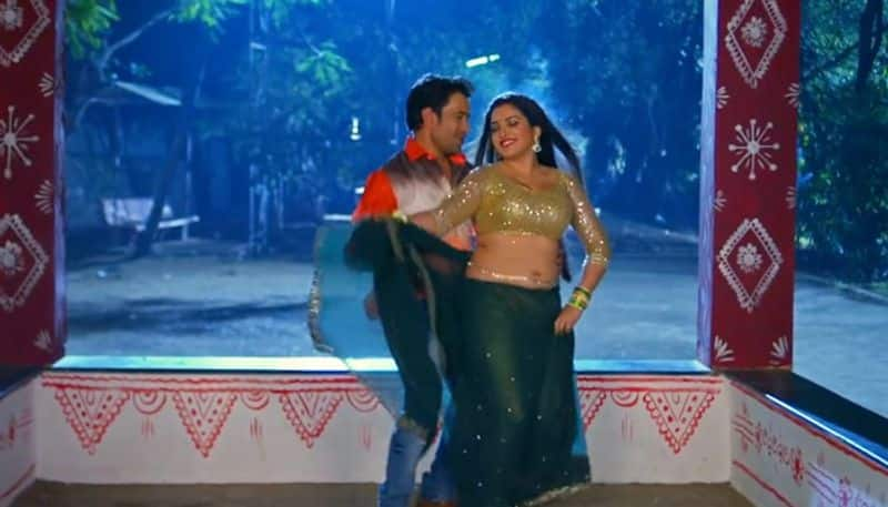 Amrapali Dubey sexy video Bhojpuri actress Nirahua BOLD rain dance in Karela Man Pat Jayi is too romantic-WATCH