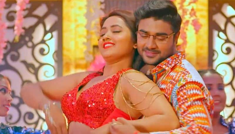 Bhojpuri SEXY video Kajal Raghwani Pradeep Pandey song Lahanga Chalelu Lasar ke is making fans go CRAZY