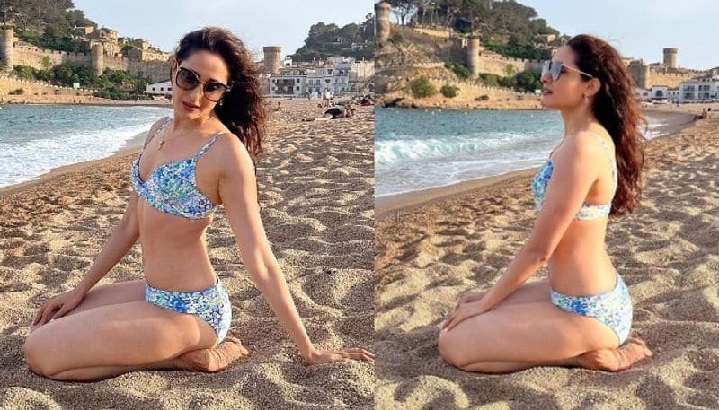 Heroine Pragya Jaiswal glamour treat in bikini 