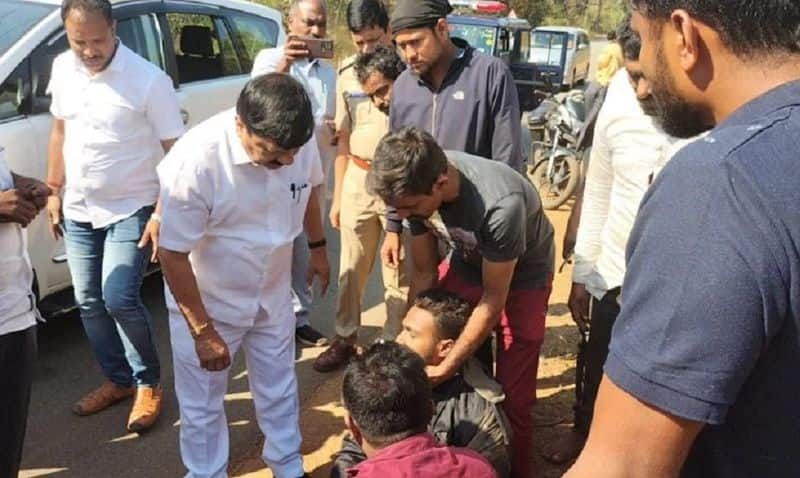 minister araga jnanendra help bike accident escort vehicle thirthahalli gvd