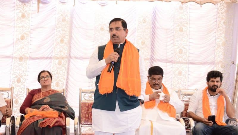 Union Minister Pralhad Joshi Slams On Congress And JDS At Mandya gvd