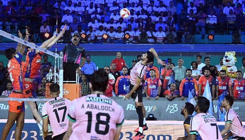 Prime Volleyball League Bengaluru Torpedoes stun defending champions Kolkata Thunderbolts to book ticket to Final kvn