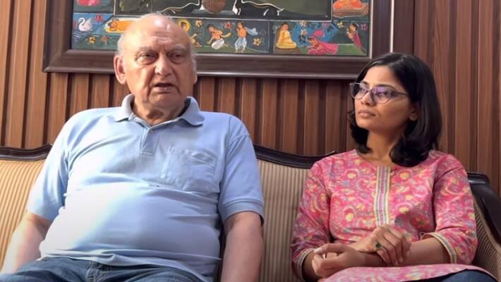 patna news Folk singer Neha Rathore met former Justice Markandeya Katju 