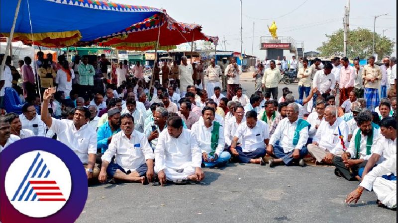 Farmers Stage Protests for Proper Distribution of Water from Tungabhadra left bank canal at raichur rav