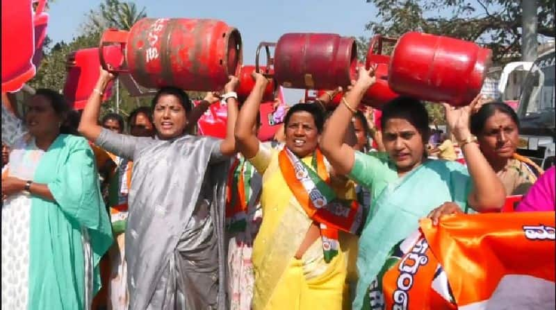 cylinder price hike issue KPCC women state president protests against Modi government at kolar rav