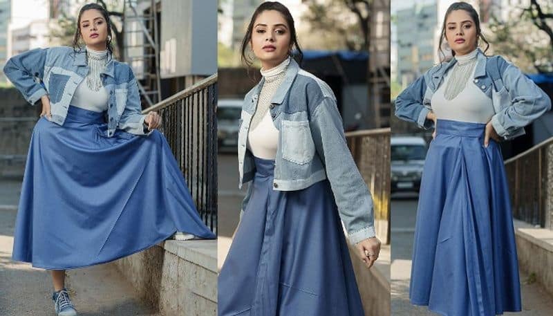 Anchor Sreemukhi Stunning poses in trendy Outfit