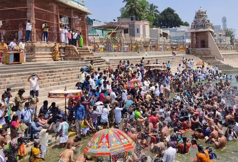 many of devotees take a bath mahamaham pond in kumbakonam for masi magam