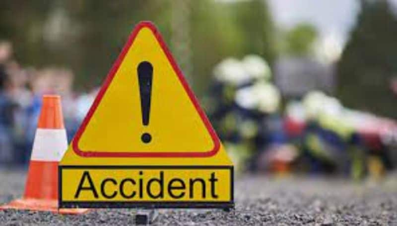 Passengers  Safely Escaped  Road Accident  In Ambedkar Konaseema District lns 