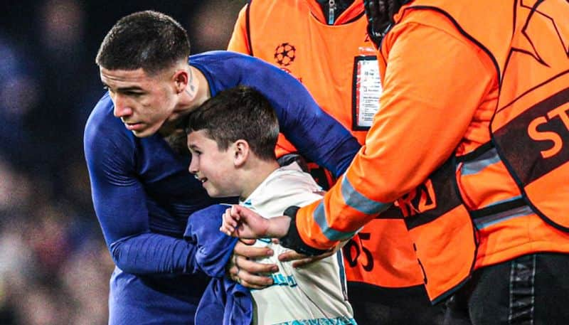 watch viral video enzo fernandez welcomes baby chelsea fan with open arms saa