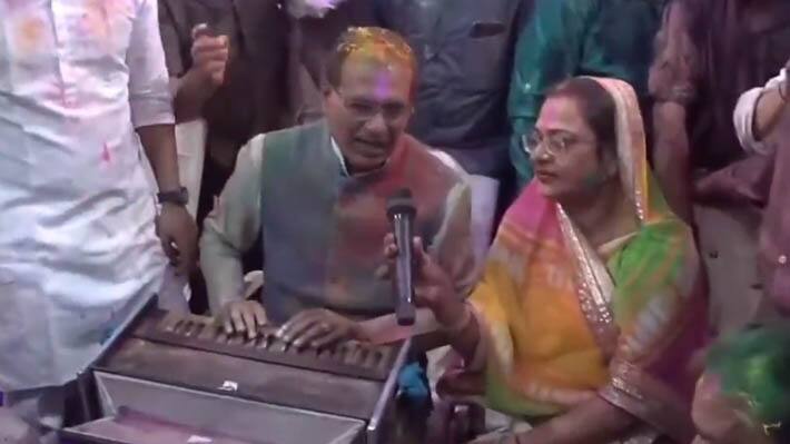 HOli 2023 Shivraj Singh Chouhan holi festival celebrated in cm house bhopal 