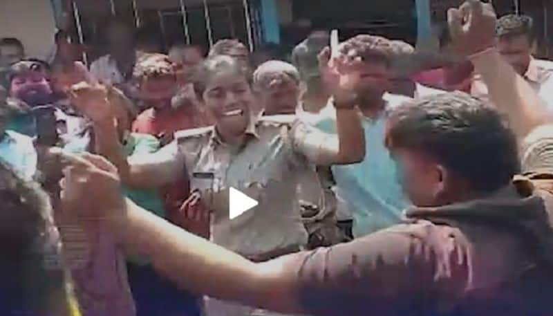 Lady PSI Dance With Youth During Holi Festival in Dharwad grg 