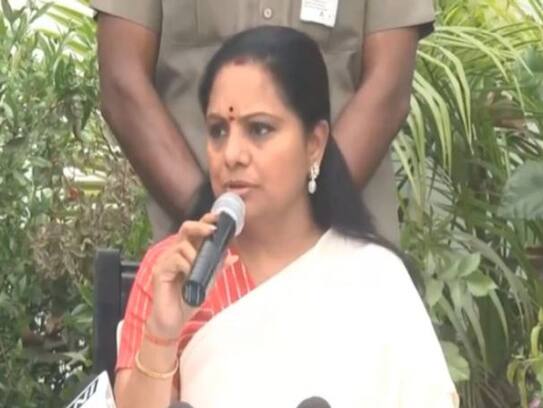 brs mlc kalvakuntla kavitha fires on ex minister sudarshan reddy ksp
