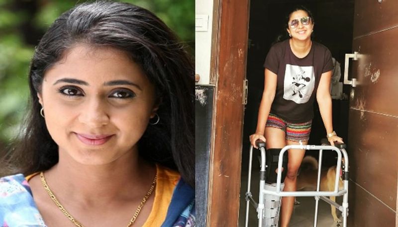 Actress kaniha got leg injured photo viral