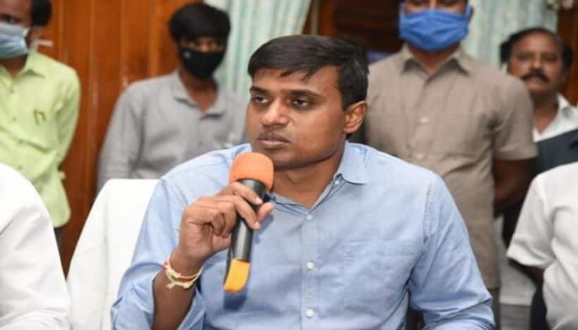 రామచంద్రాపురం వైసీపీలో పంచాయితీ:  తోట త్రిమూర్తులుతో  ఎంపీ మిథున్ రెడ్డి భేటీ