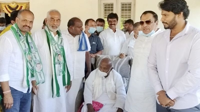 Former minister A Manju officially joined JDS Shawl acceptance from Devegowda sat