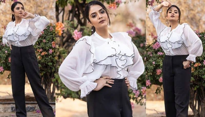 Anchor Sreemukhi Stunning Photoshoot in trendy outfit