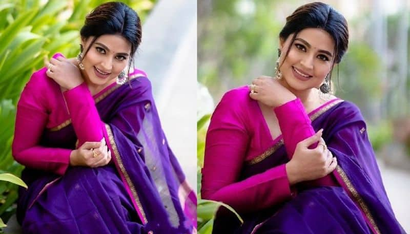 Senior Actress Sneha beautiful looks in saree 