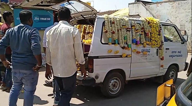 Government Mukti Vehicle Stopped in Middle of the Road At Chikkamagaluru gvd