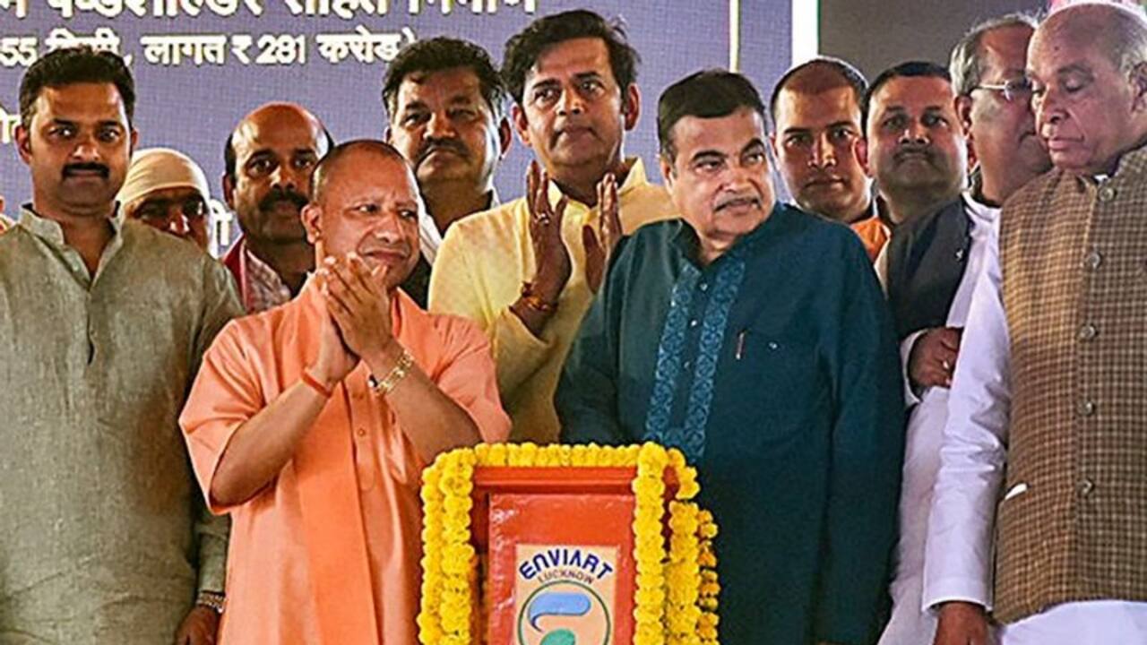 Gadkari lauds CM Adityanath for controlling crimes in UP; compares him with Lord Krishna   WATCH