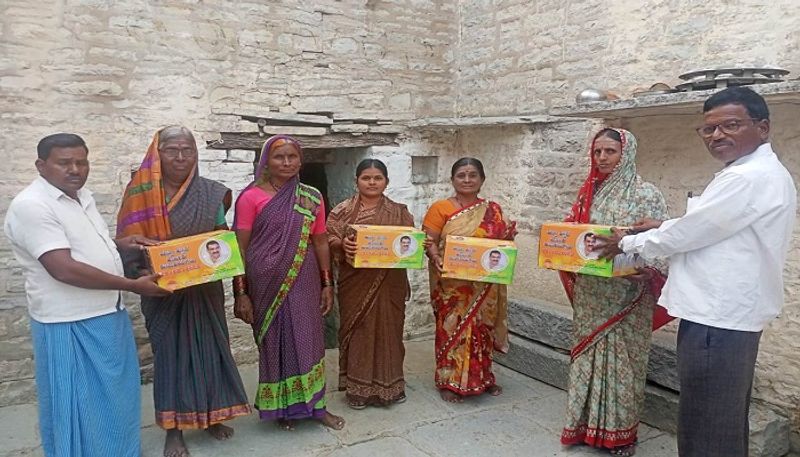 BJP MLC Sunil Valyapure Cooker Gift to Women Associations at Chittapur in Kalaburagi grg 