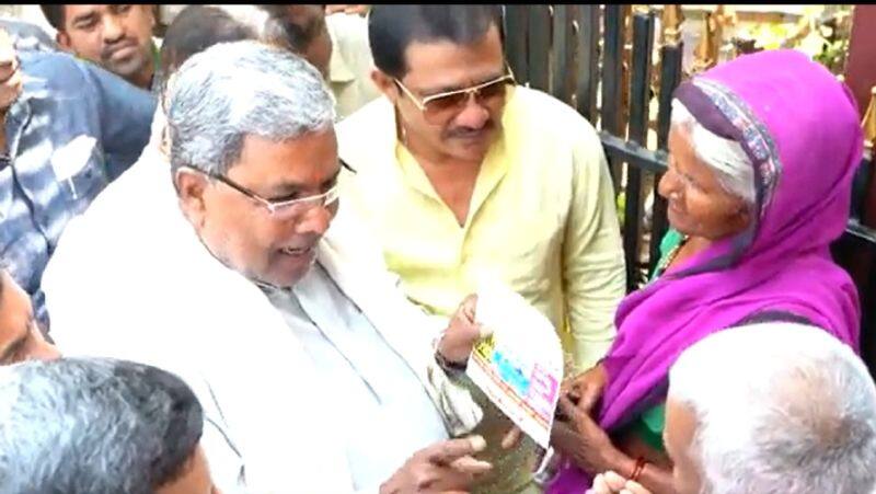 Siddaramaiah give Congress gyarantee card to shamanuru village people sat