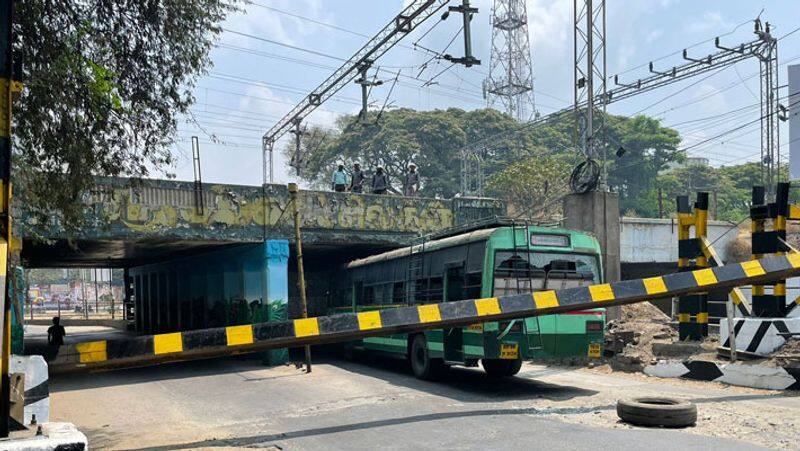 An iron pillar fell on a bus in Coimbatore! - Luckily the passengers escaped unharmed!