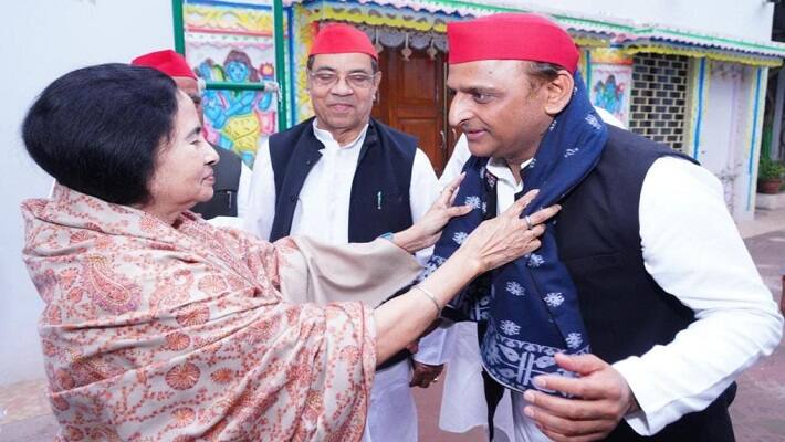 Akhilesh meets Mamata 
