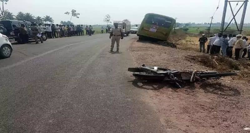 3 person dies in bus bike accident near belagavi district gvd