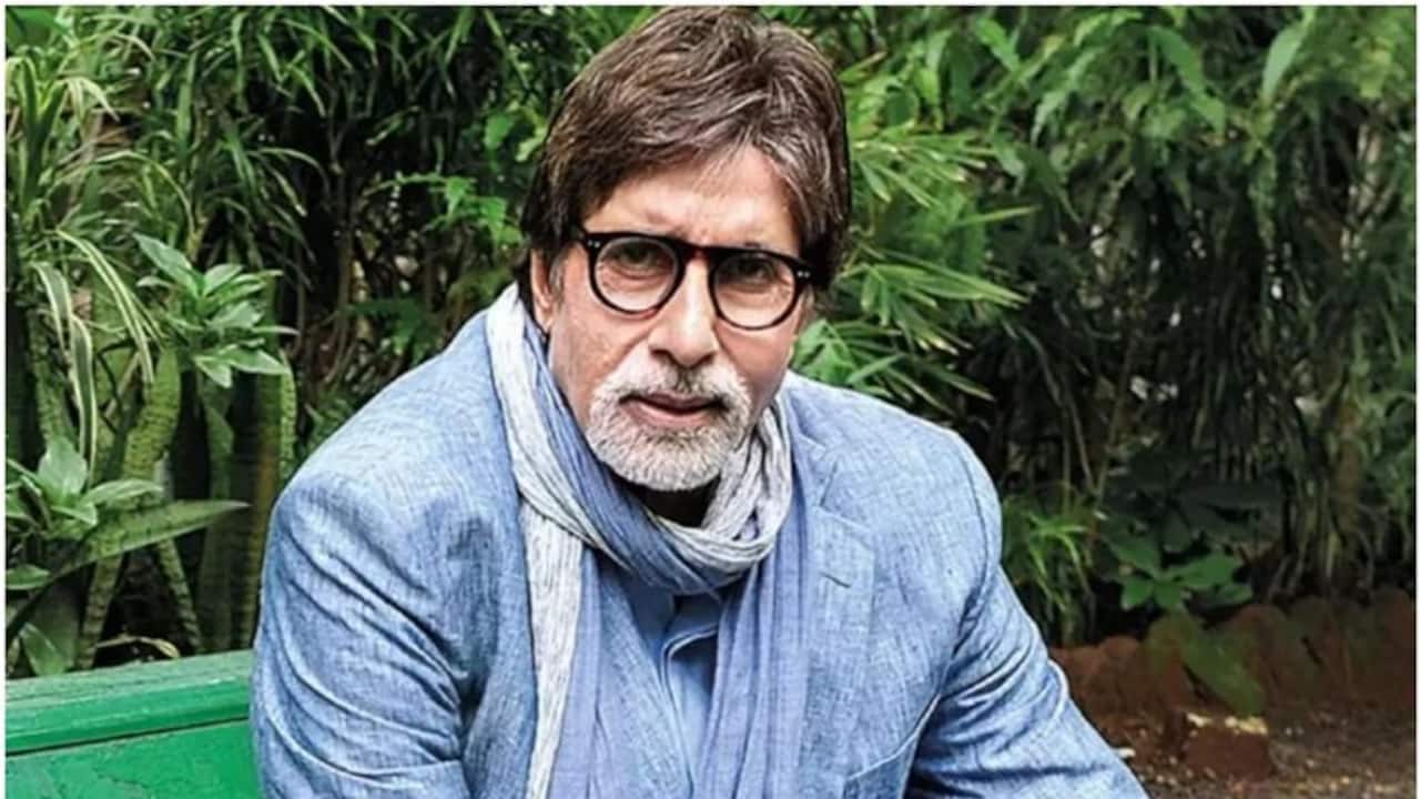 Coolie no 1... Porter find phone lost by Amitabh Bachchan's aide, hands it over to cops