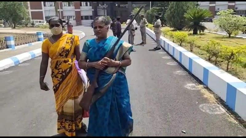 2 ladies walked with rifle in salem collector office