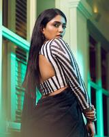 బ్లాక్ శారీలో మరోసారి ఈషా రెబ్బా మెరుపులు..సైడ్ యాంగిల్ లో నడుము మడతలు చూస్తే ఫ్యూజులు అవుట్ 