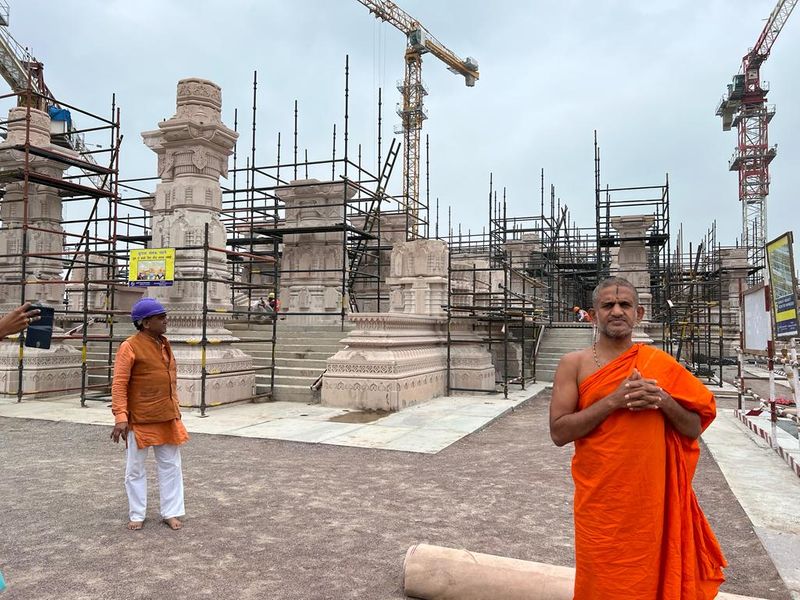 Huge Yatri Bhavan construction plan is going on in Ayodhya says Pejavar Sri skr