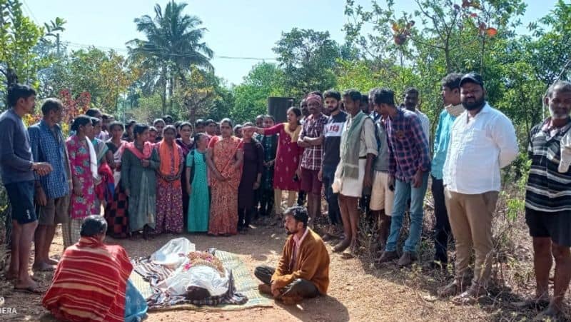 Man dies consuming illegal liquor Protest against the government by leaving dead body sat