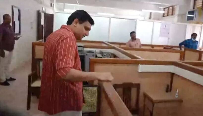 Kerala: Minister makes surpise visit to PWD office; does not find staff on seat even at 11 am (WATCH)