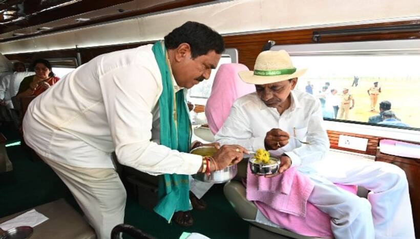 బస్సులోనే సీఎం కేసీఆర్ భోజనం.. వడ్డించిన మంత్రి ఎర్రబెల్లి.. సీఎం ఏం తిన్నారంటే..?
