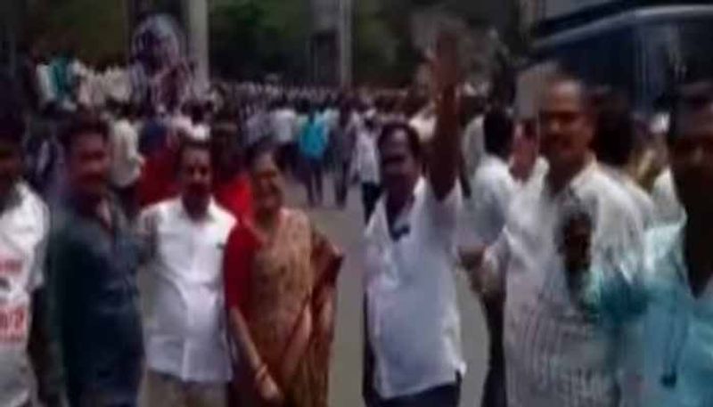 Traffic jam  after  tspejac protest  At vidyut soudha in Hyderabad lns