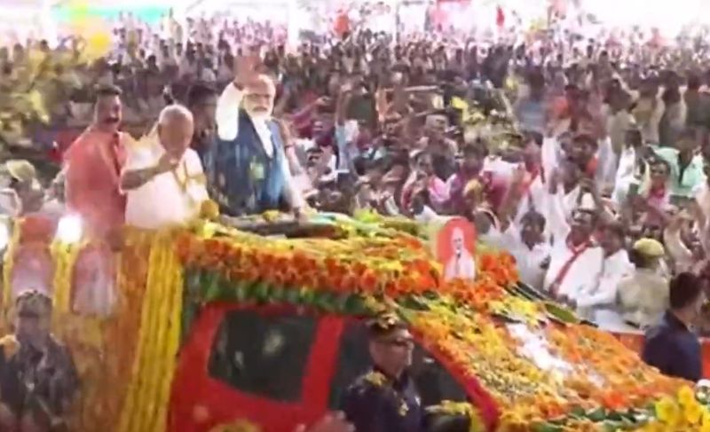 PM Modi enter culmination of BJP Vijaya sankalpa yatra stage with open vehicle roadshow Davanagere Karnataka ckm