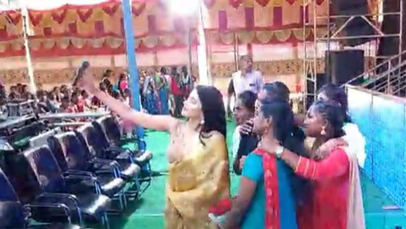 Actress 'Mrinalini Ravi' came to the college anniversary - a dance song celebration with the students!