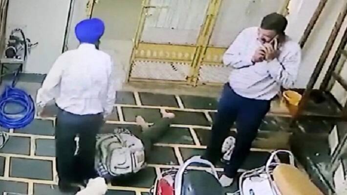 durg news asi fell at feet of truck owner and apologized after suspension in bribe case 