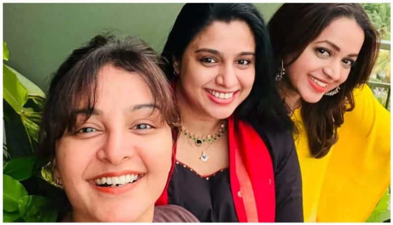 manju warrier share pictures with bhavana and samyuktha varma vvk