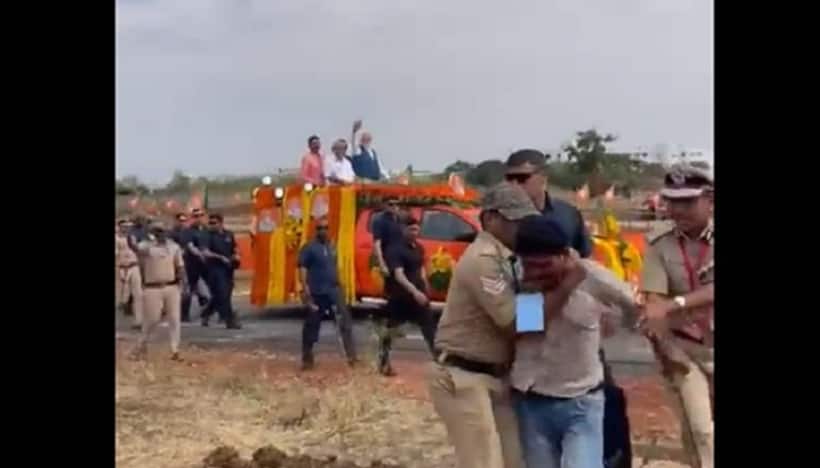 ప్రధాని మోడీ భద్రతకు భంగం వాటిల్లలేదు  కర్ణాటకలో కాన్వాయ్ వైపు ఓ వ్యక్తి దూసుకెళ్లిన ఘటనపై పోలీసుల వివరణ