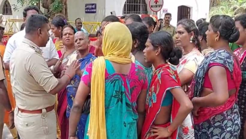 புதுச்சேரியில் திருநங்கைக்கு போலீசார் பாலியல் தொல்லை; டிஜிபி அலுவலகத்தை முற்றுகையிட்டு  திருநங்கைகள் போராட்டம்